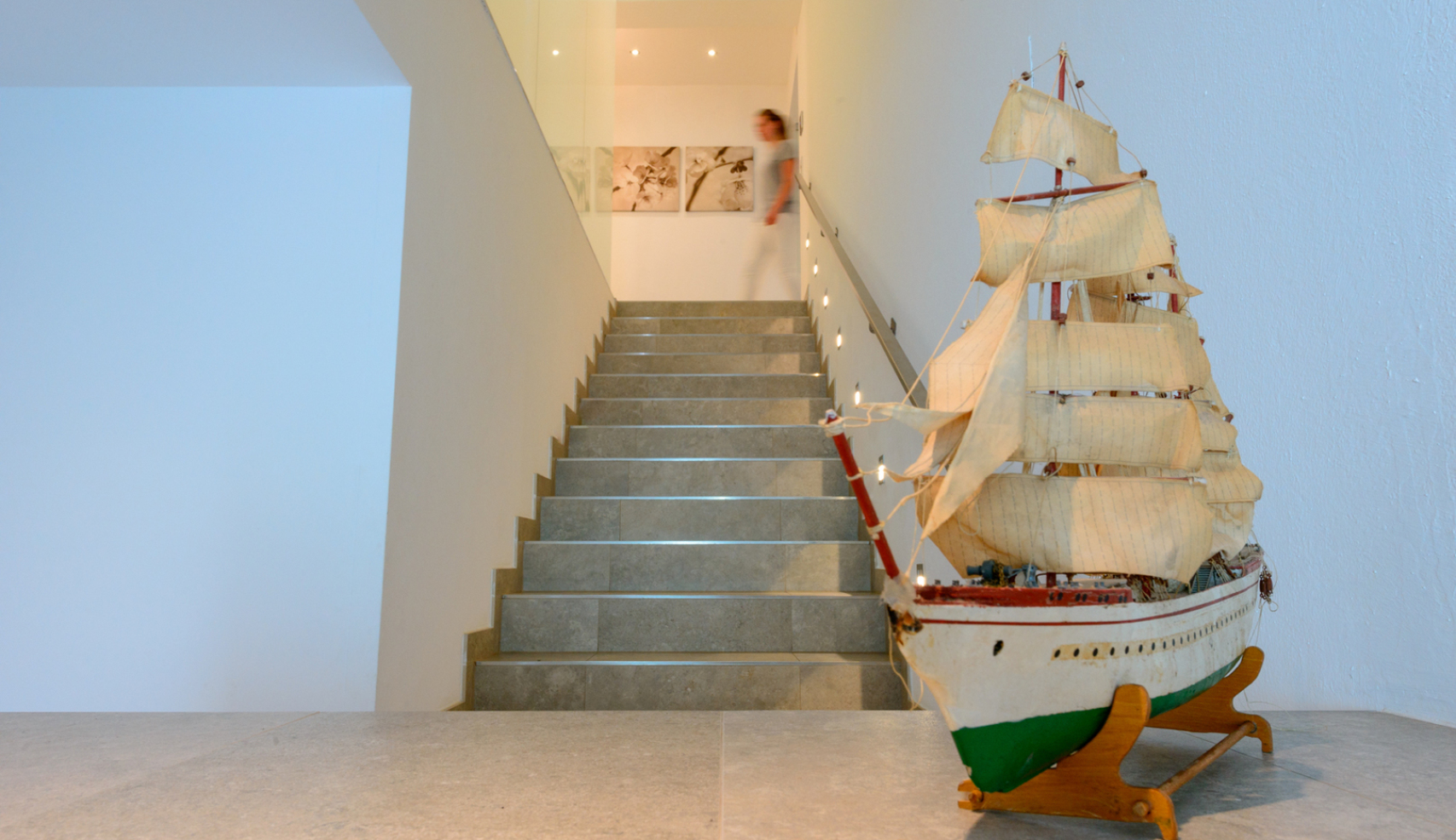Treppe mit Dekorationsschiff