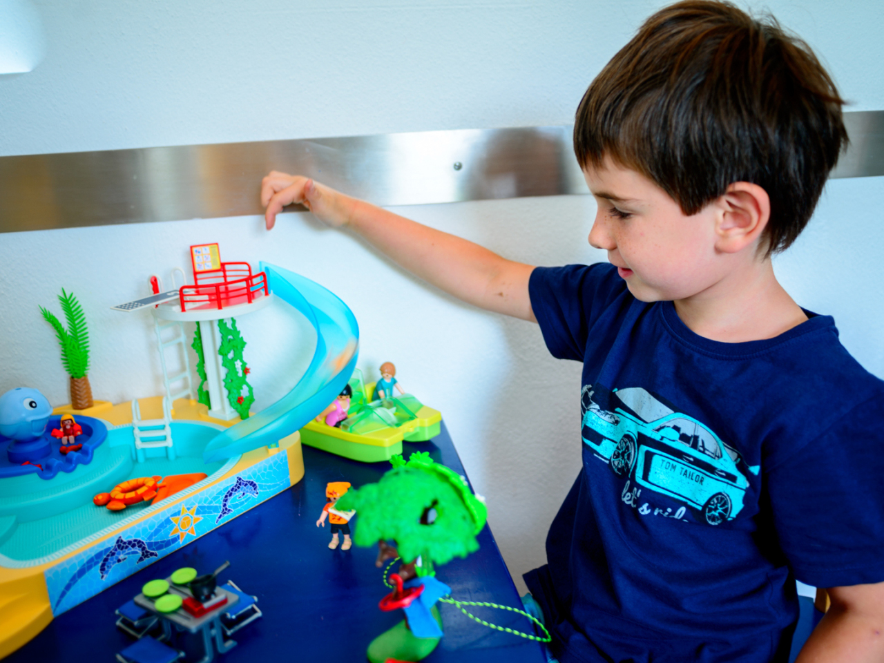 Bub mit Playmobilschwimmbad