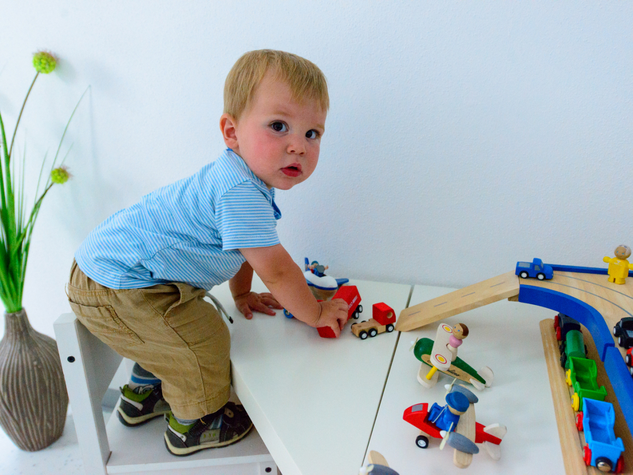 Bub mit Spielflughafen