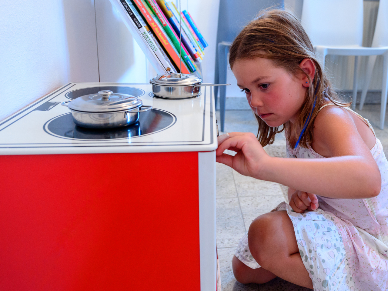 Mädchen mit Spielzeugherd